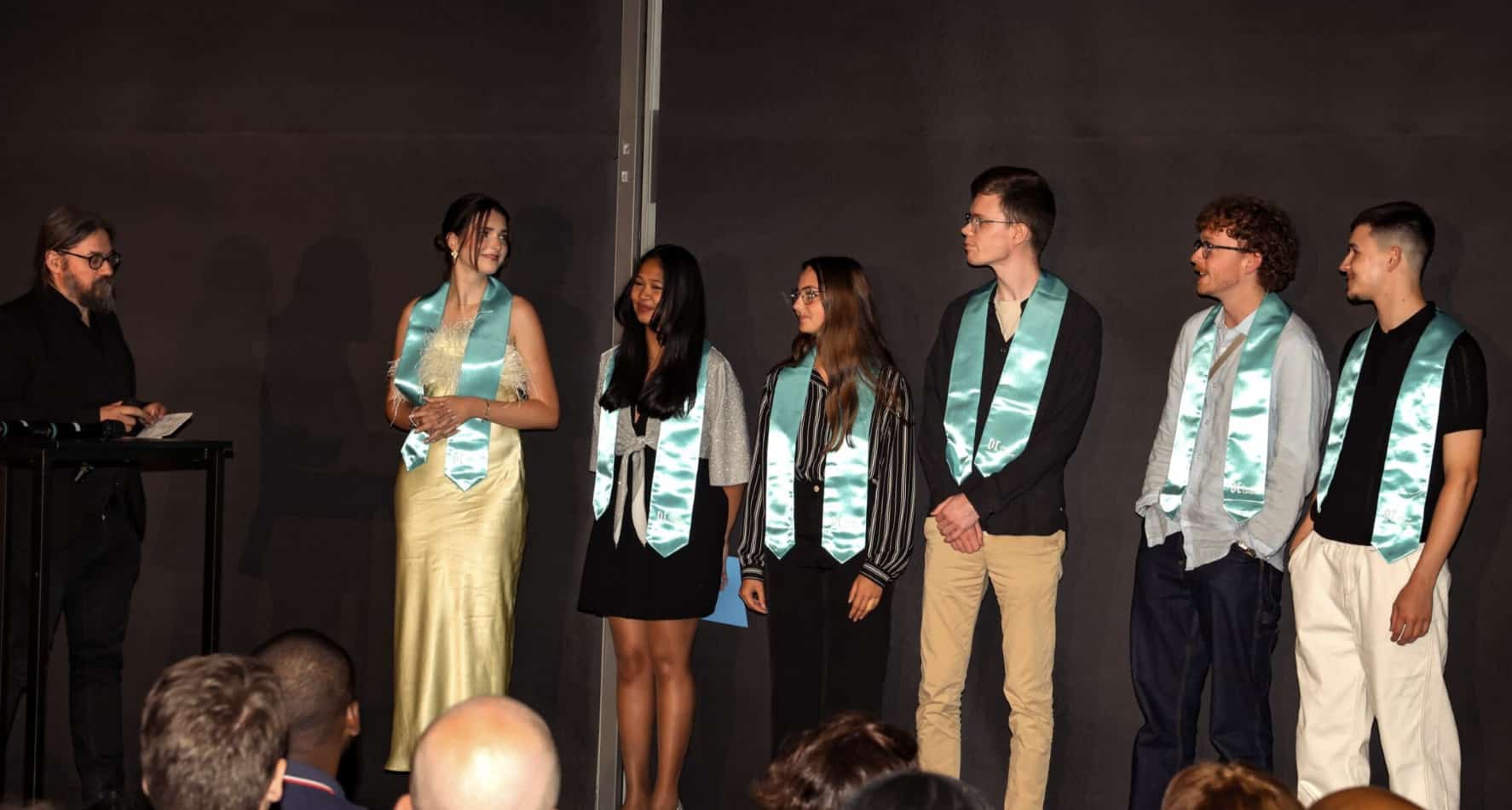 étudiants reçoit leurs diplômes 