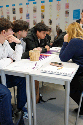 étudiants au sein d'une classe dans une école digitale