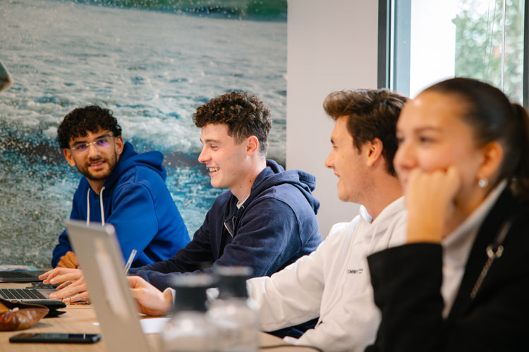 Étudiants en plein cours Étudiants en plein cours