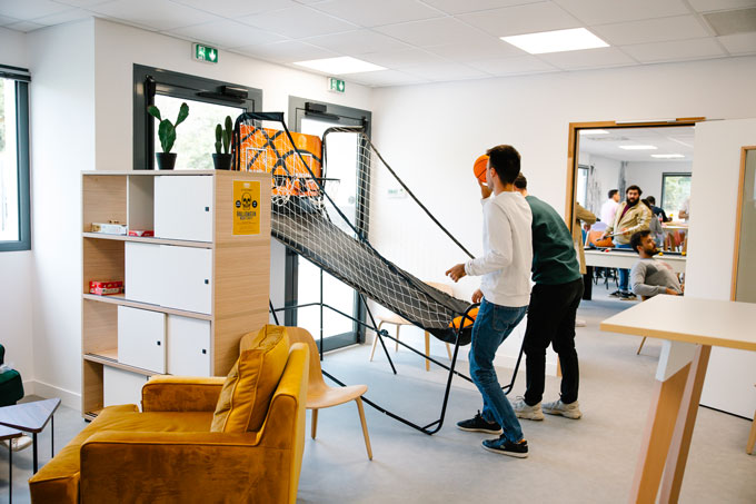 Étudiants profitant des installations entre 2 cours Étudiants profitant des installations entre 2 cours